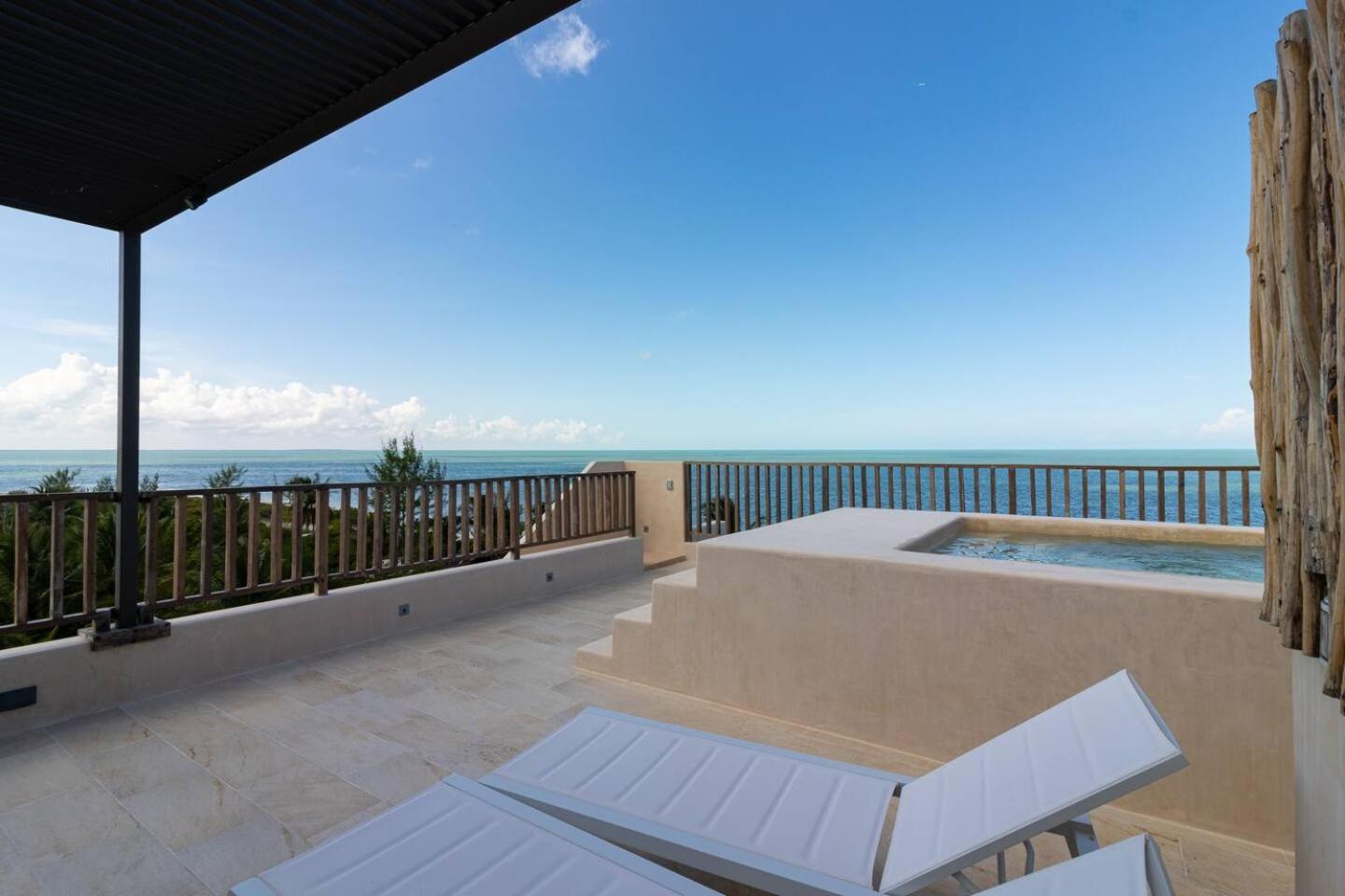 ホテル Beautiful Ocean View Penthouse With Private Pool -C301 ホルボックス島 エクステリア 写真