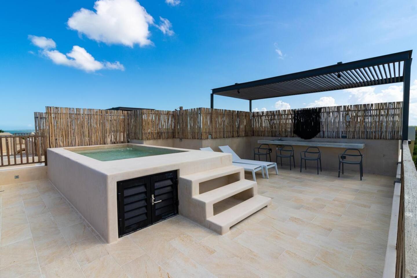 ホテル Beautiful Ocean View Penthouse With Private Pool -C301 ホルボックス島 エクステリア 写真