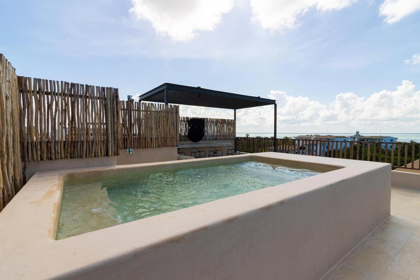 ホテル Beautiful Ocean View Penthouse With Private Pool -C301 ホルボックス島 エクステリア 写真
